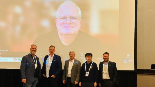 세종대 정보보호학과 송재승(오른쪽에서 두 번째) 교수가 oneM2M 기술총회 부의장으로 재선임된 후 관계자들과 기념촬영을 하고 있다.